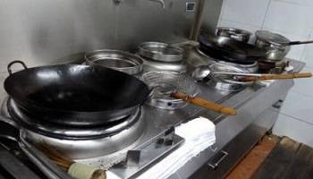 食堂燃?xì)庠罹? /> 
<h3>
	食堂燃?xì)庠罹?
</h3>
1、使用燃?xì)庠罹咔?，?yīng)先檢查所有截門是否關(guān)閉，確認(rèn)無誤后，開啟總截門再進行使用。<br />
2、操作時須嚴(yán)格執(zhí)行“火等氣”的原則，嚴(yán)禁先開氣后點火，以防爆燃。<br />
3、點火時，應(yīng)先點燃點火棒，再點燃長明火，由長明火點燃主火孔。嚴(yán)禁違章操作。<br />
4、間斷使用時，須先確認(rèn)長明火是否長明，如已熄滅，須按第三條重新操作。嚴(yán)禁盲目操作而發(fā)生燃?xì)庑孤丁?br />
5、使用完畢后，應(yīng)按程序先關(guān)小截門，再關(guān)中截門，最后關(guān)閉總截門。嚴(yán)禁只關(guān)總截門而不關(guān)中、小截門。<br />
6、凡使用者必須保持灶具設(shè)備干凈整潔、完好無損，發(fā)現(xiàn)問題及時報告。<br />
7、如發(fā)現(xiàn)燃?xì)庑孤兑⒓搓P(guān)閉總截門，迅速開窗通風(fēng)并及時報修。<br />
8、下班時，必須檢查所有燃?xì)饨亻T、電器開關(guān)是否關(guān)閉，確認(rèn)無誤后，方可下班離崗。<br />
<hr />
<img src=